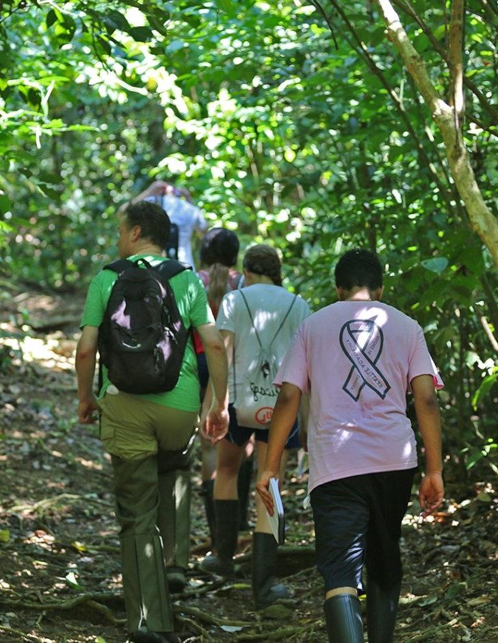 Students walk at the Firestone Center for Restoration Ecology in 哥斯达黎加